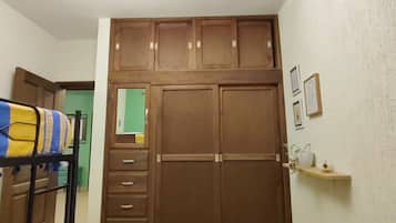 2 dormitorios, tabla de planchar con plancha, wifi gratis y ropa de cama