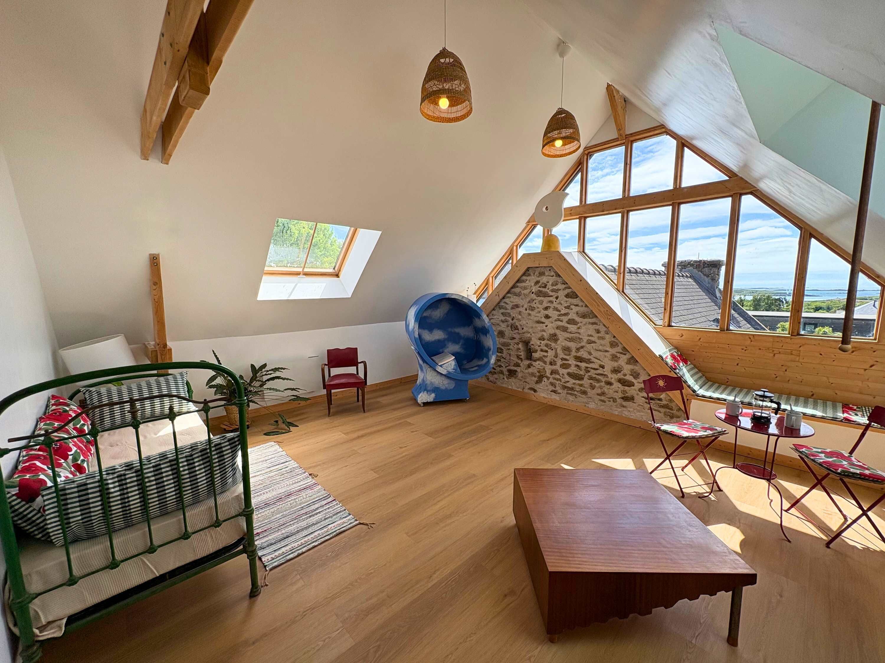 2 bedrooms, desk, iron/ironing board, WiFi