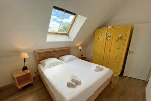 Desk, iron/ironing board, WiFi, bed sheets - Peskaour, An artist s house near the sea (Landéda)