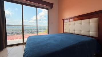 Escritorio, espacio para trabajar con laptop y wifi gratis