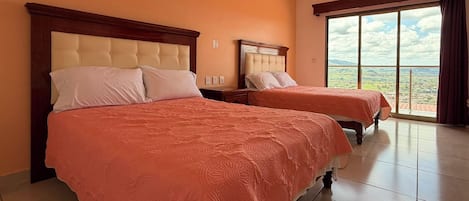 Habitación doble, balcón, vista a la montaña | Escritorio, espacio para trabajar con laptop y wifi gratis