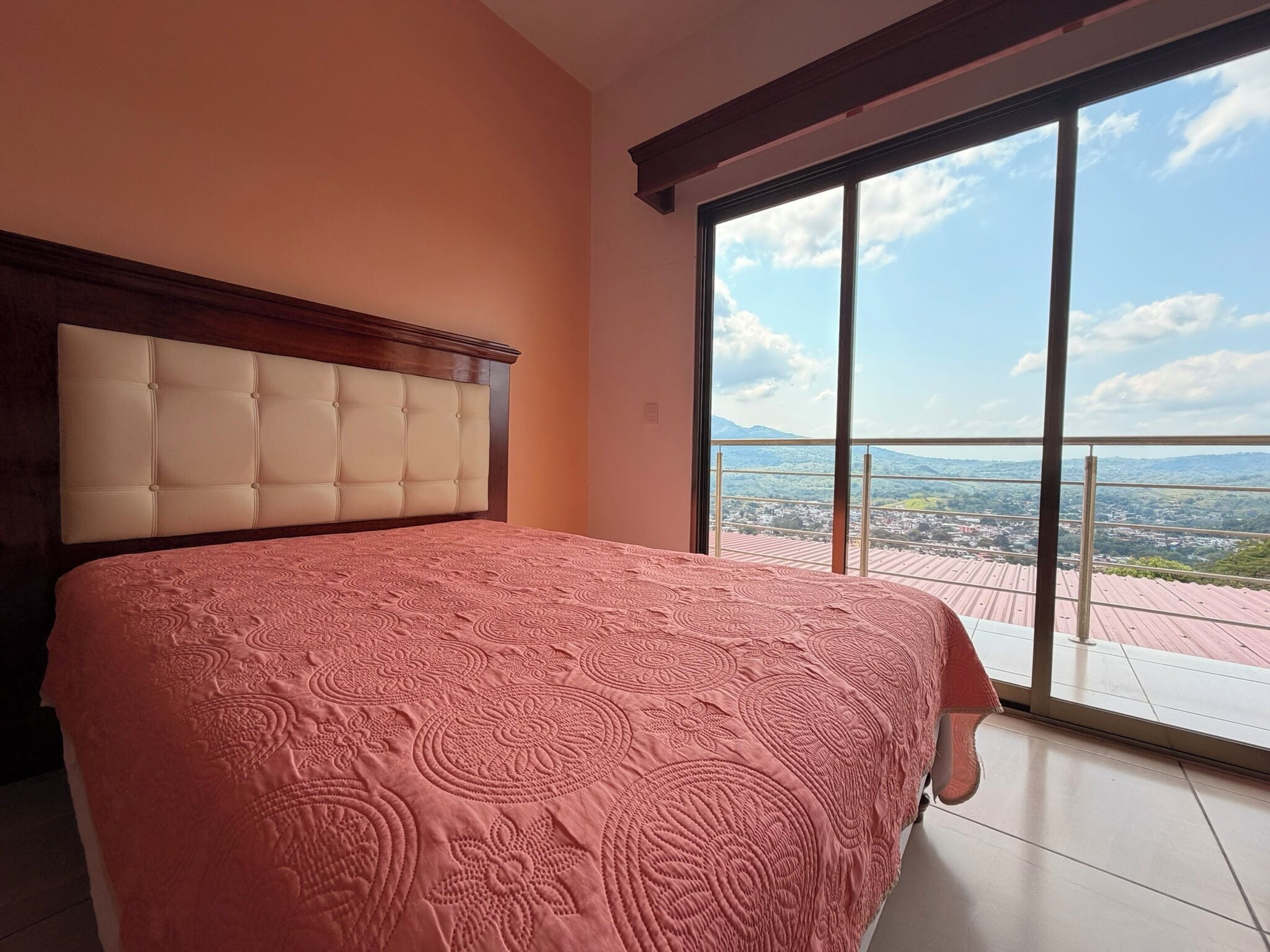 Camera doppia, balcone, vista montagna | Una scrivania, postazione laptop, Wi-Fi gratuito