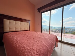 Camera doppia, balcone, vista montagna | Una scrivania, postazione laptop, Wi-Fi gratuito