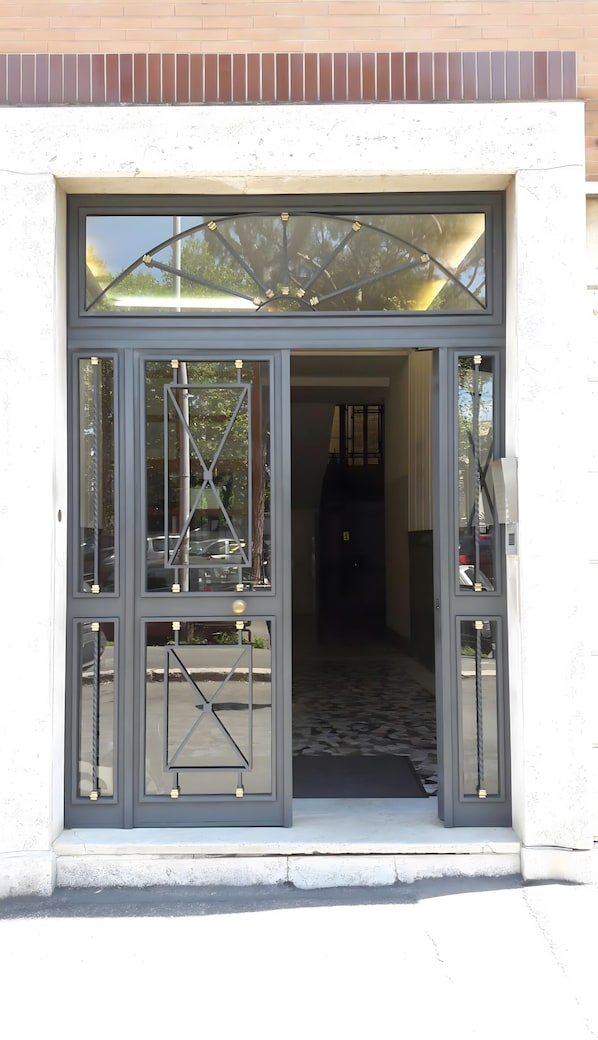 Exterior detail - Apartment 'Il Sogno in Rome -' with Balcony, Wi-Fi and Air Conditioning (Rome)