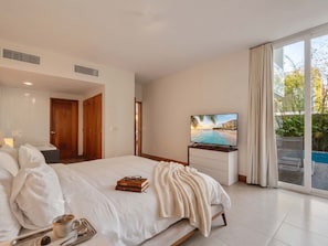 Tabla de planchar con plancha, wifi y ropa de cama 