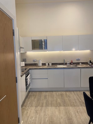 Private kitchen - Luxury 2 bed 3 bath apartment with balcony amazing location (Salford)