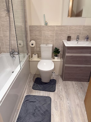 Shower, hair dryer, bidet, towels - Luxury 2 bed 3 bath apartment with balcony amazing location (Salford)