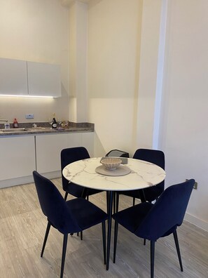 Dining - Luxury 2 bed 3 bath apartment with balcony amazing location (Salford)