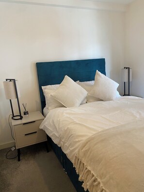 Iron/ironing board, WiFi, bed sheets, wheelchair access - Luxury 2 bed 3 bath apartment with balcony amazing location (Salford)