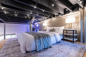 Room - Newly renovated premium condo w/ modern jetted tub (Louisville)