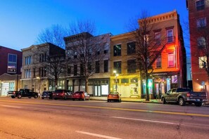 Exterior - Newly renovated premium condo w/ modern jetted tub (Louisville)