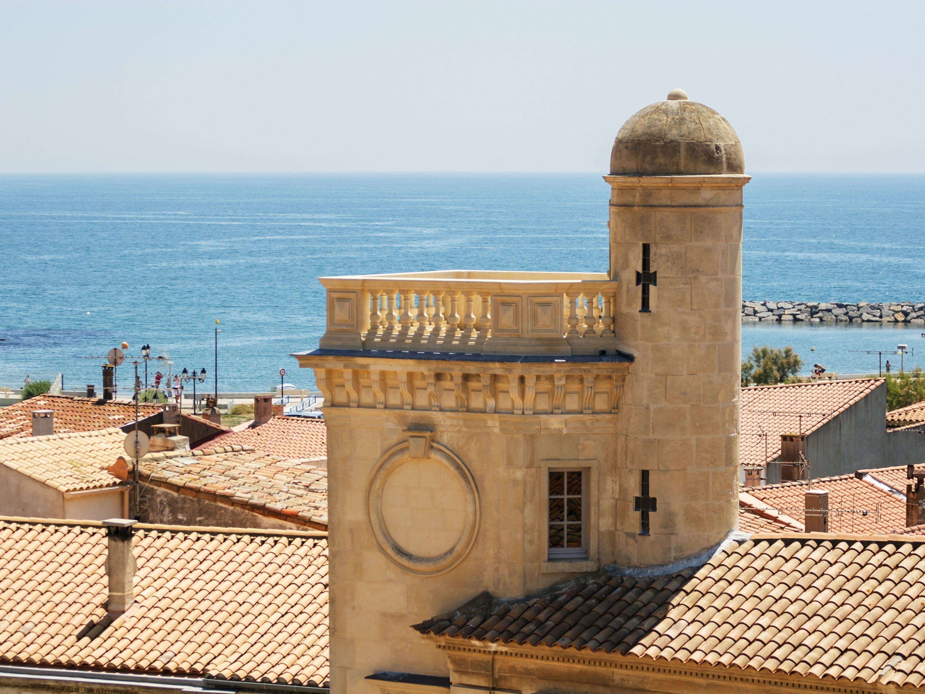 Ein Küstengebäude mit Kuppel, Balkon und Blick aufs Meer.