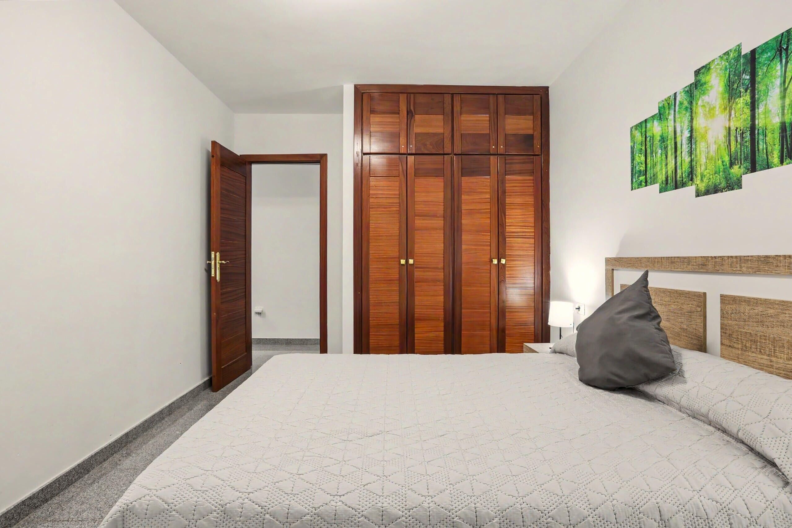Tabla de planchar con plancha, wifi, ropa de cama