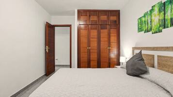 Tabla de planchar con plancha, wifi, ropa de cama