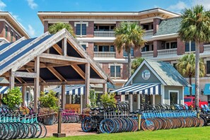 Un hôtel doté d’un service de location de vélos, d’un espace abrité et d’un bâtiment avec balcon.