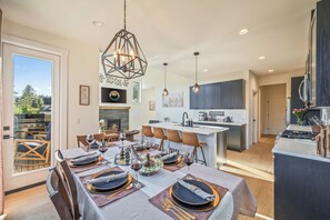 Dining - Welcome to Outfitter Retreat, a mountain getaway within walking distance of Historic Downtown Cle Elum. Enjoy hiking, biking, ATV trails, golf, and year-round adventure. Each space has been designed to provide you with an unforgettable experience. (Cle Elum)