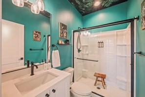 Bathroom - Welcome to Outfitter Retreat, a mountain getaway within walking distance of Historic Downtown Cle Elum. Enjoy hiking, biking, ATV trails, golf, and year-round adventure. Each space has been designed to provide you with an unforgettable experience. (Cle Elum)