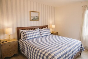 Room - Brand New Cottage in Stratford-Hot Tub, incredible water view! (Stratford)
