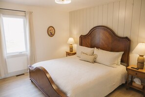 Room - Brand New Cottage in Stratford-Hot Tub, incredible water view! (Stratford)