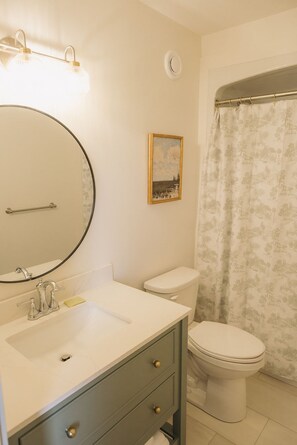Bathroom - Brand New Cottage in Stratford-Hot Tub, incredible water view! (Stratford)