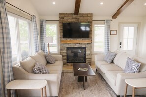 Living area - Brand New Cottage in Stratford-Hot Tub, incredible water view! (Stratford)