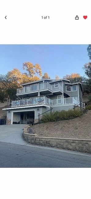 Exterior - 

Make yourself at home at this cozy and inviting lake house in Oak Shores (Bradley)