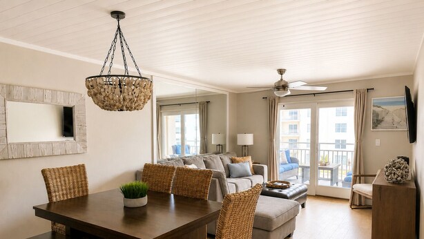 Ein modernes Wohnzimmer mit Essbereich, Deckenventilator und großem Fenster mit Ausblick.