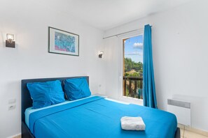 Room - Apartment '3 Pièces Avec Vue Mer' with Sea View, Shared Pool and Wi-Fi (Roquebrune-sur-Argens)