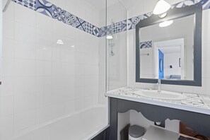 Bathroom - Apartment '3 Pièces Avec Vue Mer' with Sea View, Shared Pool and Wi-Fi (Roquebrune-sur-Argens)