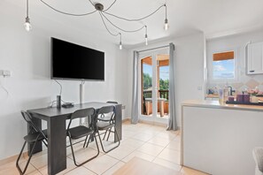 Dining - Apartment '3 Pièces Avec Vue Mer' with Sea View, Shared Pool and Wi-Fi (Roquebrune-sur-Argens)