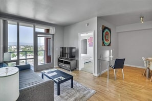 Downtown San Jose San Jose 1 Bedroom Living Room - Your World Cup Stay! Furnished 1BR nr Levi Stadium (San Jose)