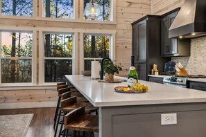 Wasserkocher mit Kaffee-/Teezubehör, Kühlschrank, Mikrowelle, Ofen