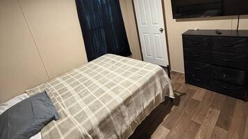 4 bedrooms, iron/ironing board, WiFi, bed sheets