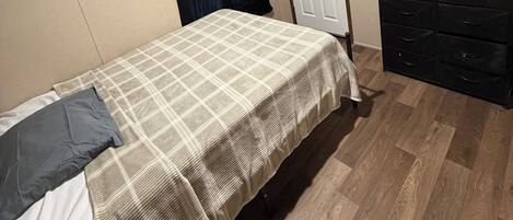 4 habitaciones, tabla de planchar con plancha, wifi y ropa de cama
