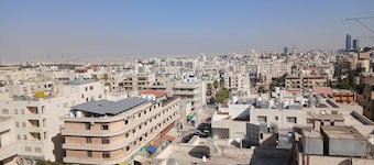 Modern 3‑Bedroom Apartment with Full Amenities & Easy Access in Amman