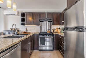 Coffee/tea maker, fridge, microwave, oven - Whole 2BD House – Spectacular Orchard Overlook! (Cawston)