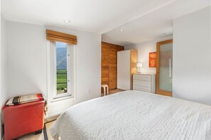 2 bedrooms, desk, free WiFi, bed sheets - Whole 2BD House – Spectacular Orchard Overlook! (Cawston)