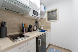 Wasserkocher mit Kaffee-/Teezubehör, Kühlschrank, Mikrowelle, Ofen