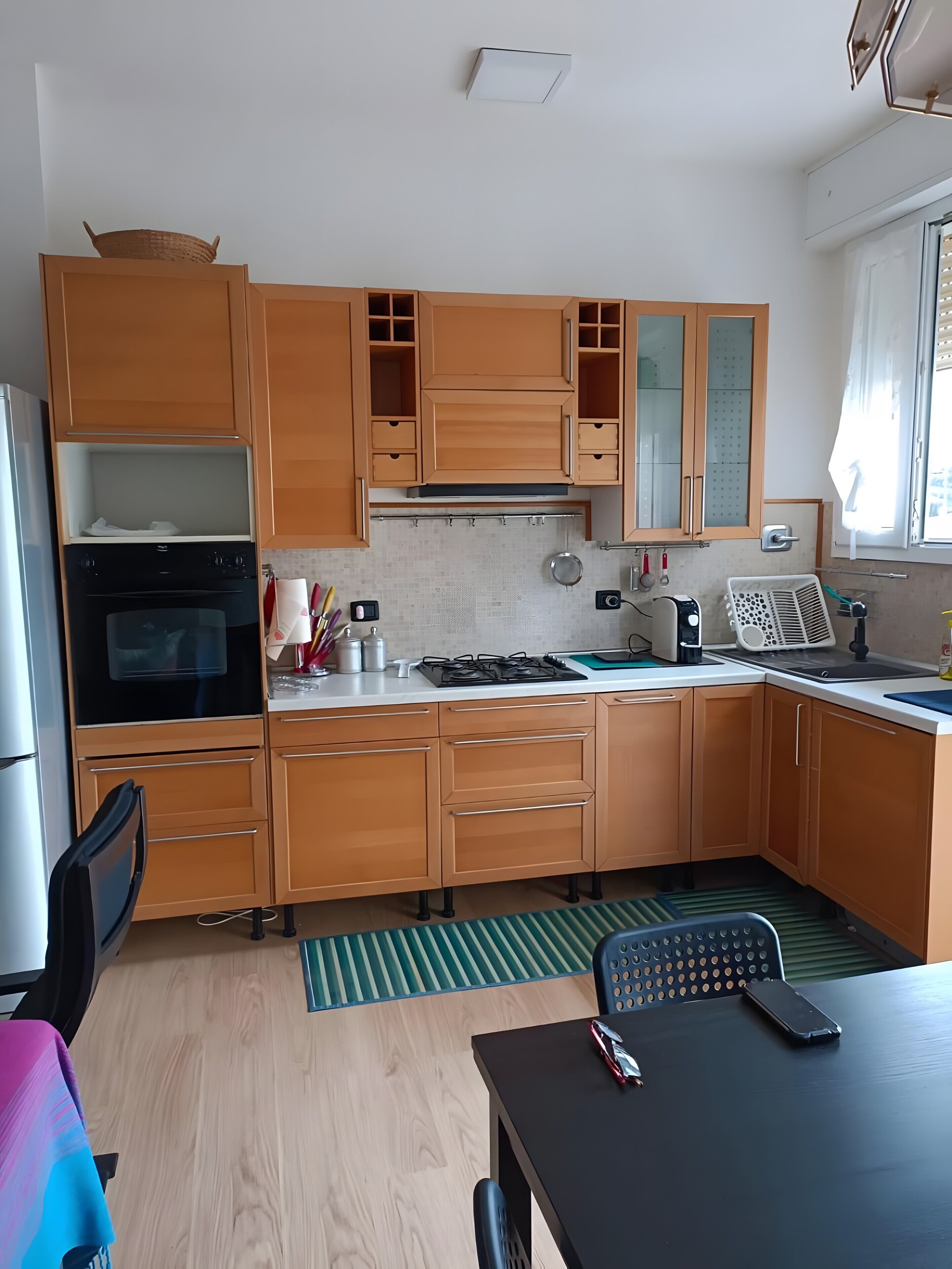 Coffee/tea maker, fridge, oven, stovetop
