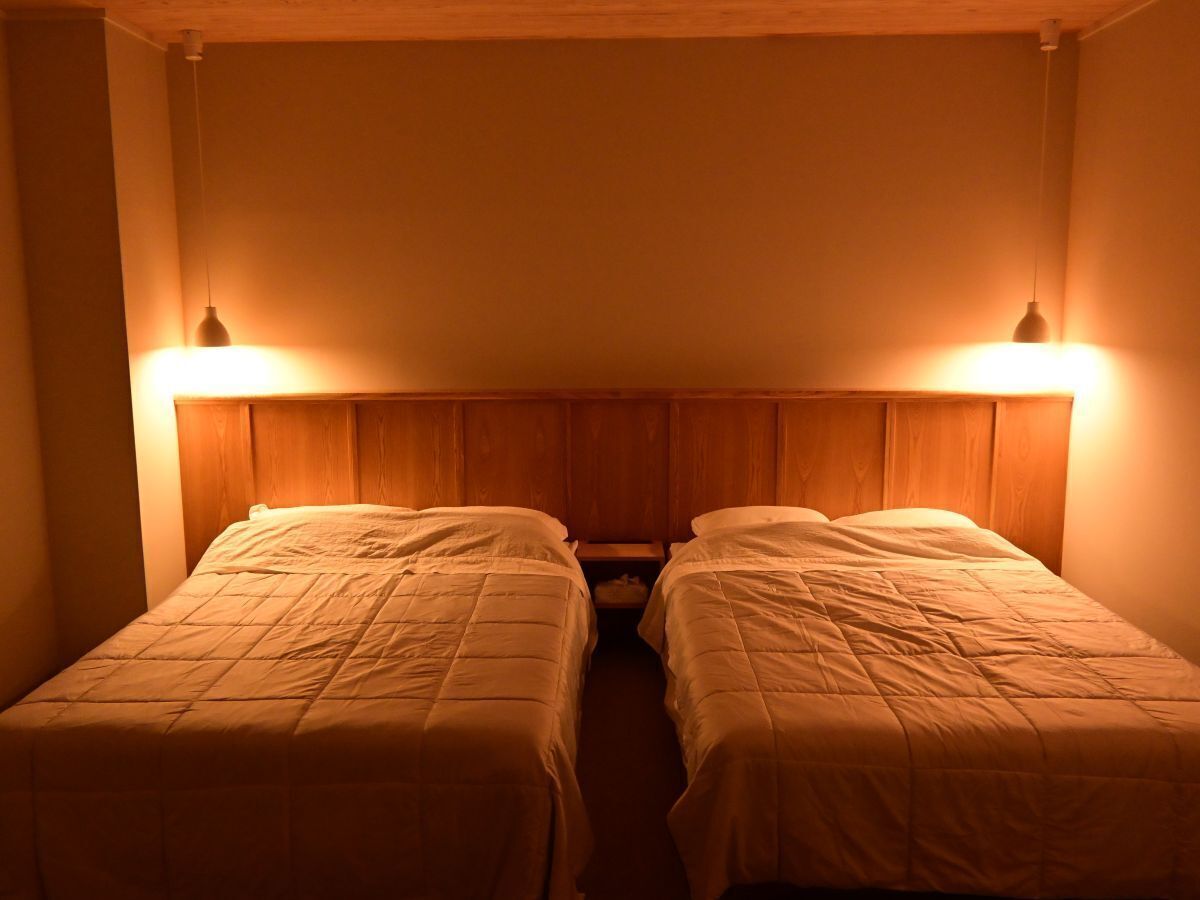 Habitació amb dos llits individuals, cuina bàsica, vistes a l'oceà | Escriptori, wifi gratuïta i roba de llit 