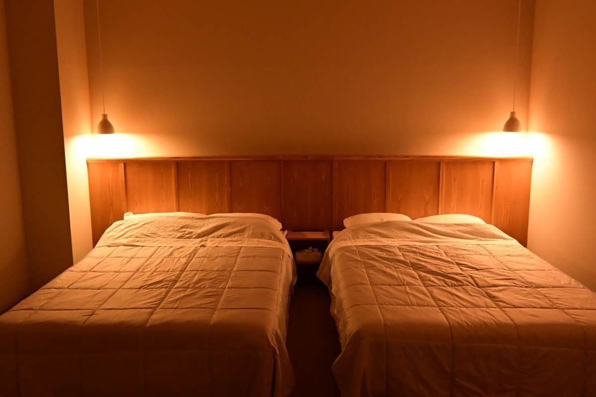 Chambre avec lits jumeaux, coin cuisine, vue océan