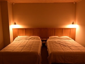Habitació amb dos llits individuals, cuina bàsica, vistes a l'oceà | Escriptori, wifi gratuïta i roba de llit 