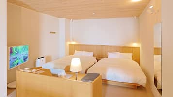 Habitación de hotel con dos camas, un escritorio con lámpara, televisión y techo de madera.