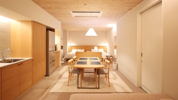 Escritorio, wifi gratis y ropa de cama