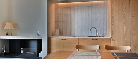 Habitación con 2 camas individuales, no fumadores, vistas al mar | Cocina privada | Frigorífico grande y microondas