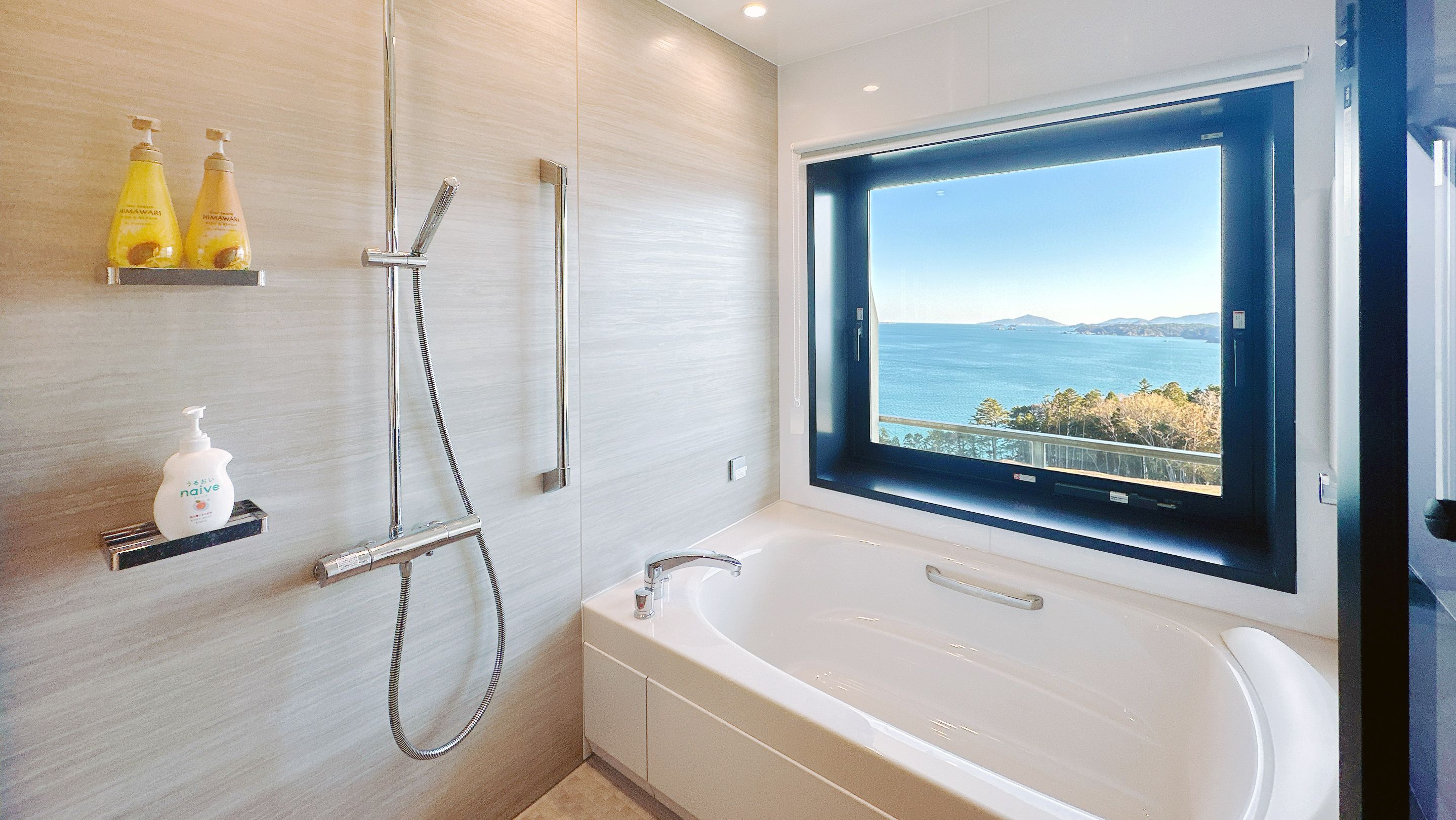 Combined shower/tub, rainfall showerhead, free toiletries, hair dryer