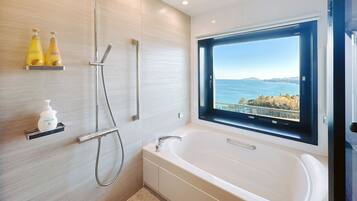 Combined shower/tub, rainfall showerhead, free toiletries, hair dryer