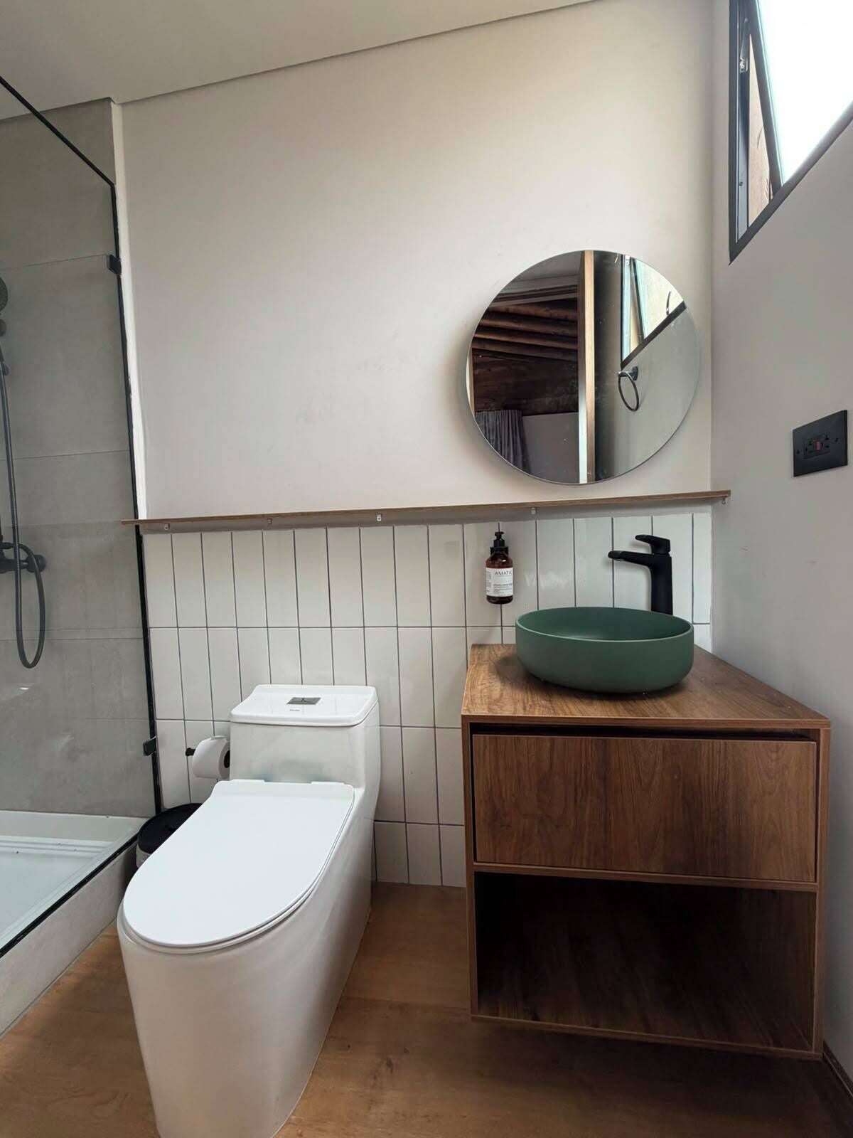 Standard Cabin, Lagoon View | Bathroom | Separate tub and shower, towels, soap, shampoo