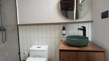 Standard Cabin, Lagoon View | Bathroom | Separate tub and shower, towels, soap, shampoo