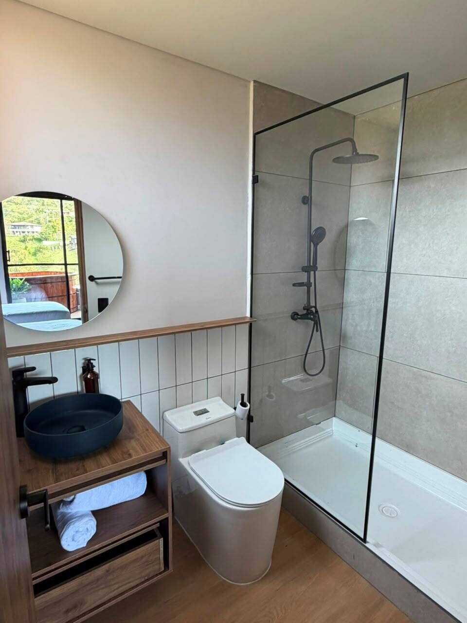 Deluxe Cabin | Bathroom | Separate tub and shower, towels, soap, shampoo